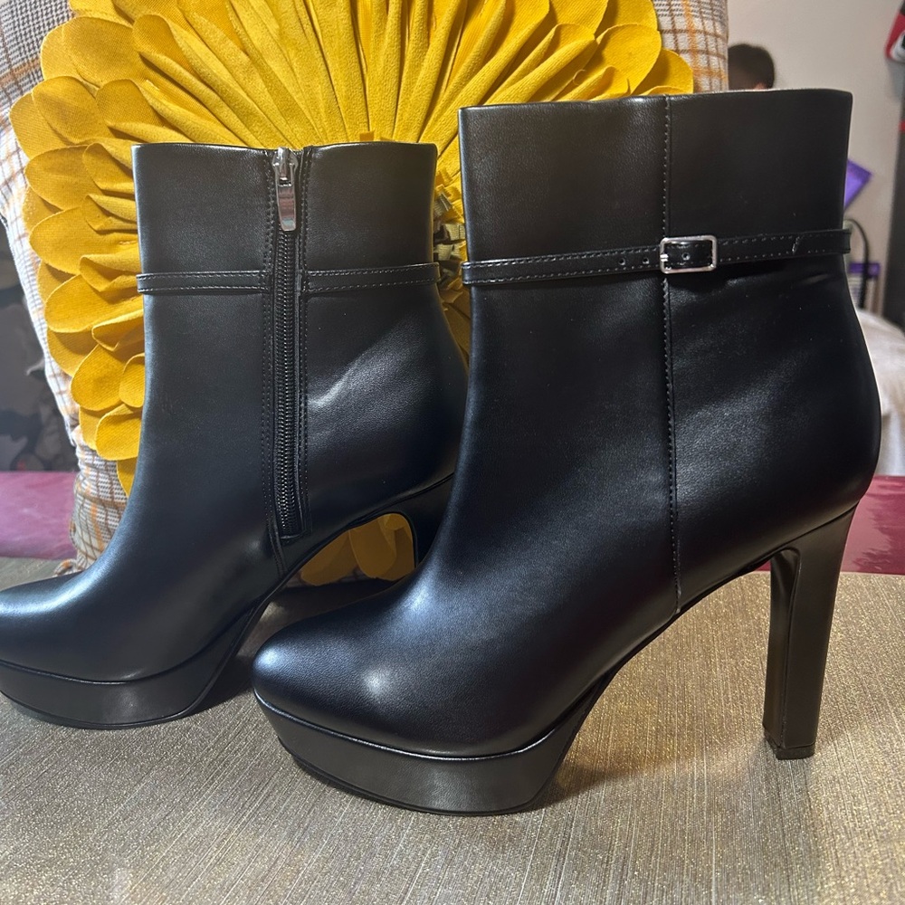 Nine West Black Heeled Boots with Sleek Design